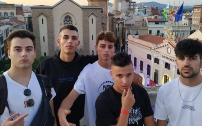 Els 31FAM damunt del terrat del Banc Sabadell a la plaça Sant Roc | Sergi Garcés